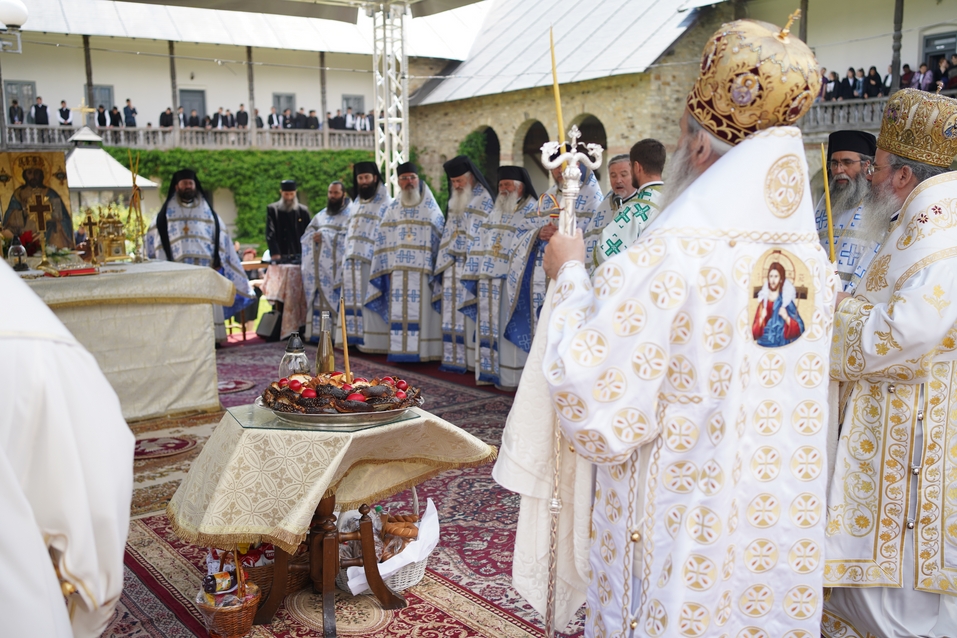 Hramul Mănăstirii Neamț: „Prin participarea noastră la Sfânta Liturghie, suntem prezenți la Înălțarea Domnului la cer”