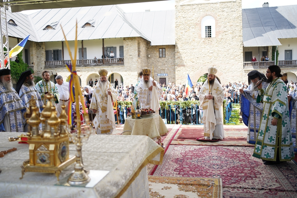 Hramul Mănăstirii Neamț: „Prin participarea noastră la Sfânta Liturghie, suntem prezenți la Înălțarea Domnului la cer”