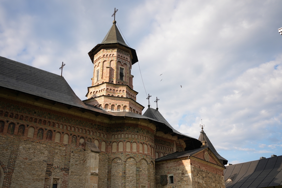 Hramul Mănăstirii Neamț: „Prin participarea noastră la Sfânta Liturghie, suntem prezenți la Înălțarea Domnului la cer”