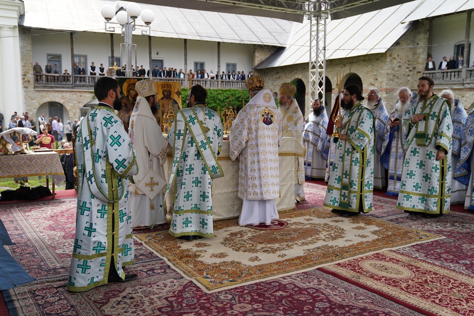 Hramul Mănăstirii Neamț: „Prin participarea noastră la Sfânta Liturghie, suntem prezenți la Înălțarea Domnului la cer”