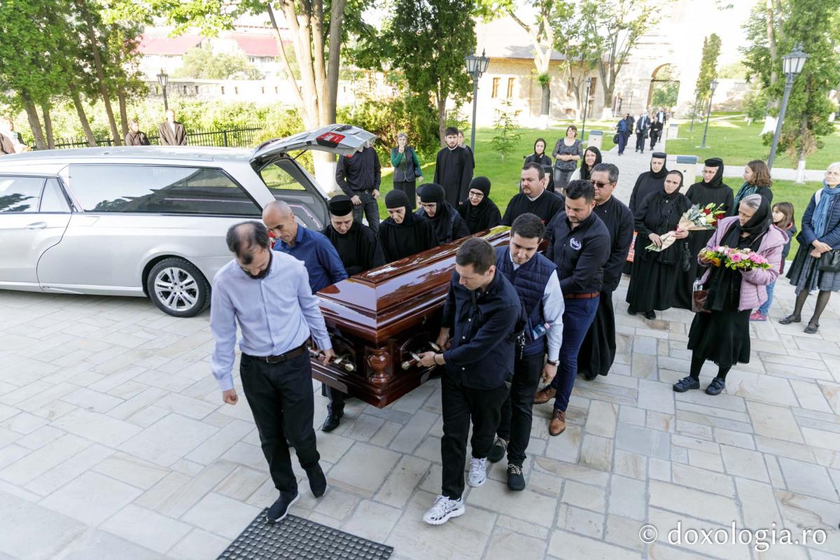Foto: pr. Silviu Cluci Maica Siluana Vlad a fost înmormântată la Mănăstirea Frumoasa din Iași. IPS Teofan: „Pe mulți i-a odihnit, acum să se odihnească ea în liniștea Împărăției Preasfintei Treimi!”