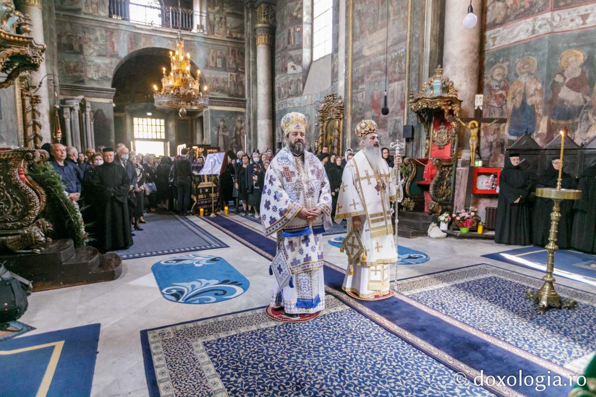 Foto: pr. Silviu Cluci Maica Siluana Vlad a fost înmormântată la Mănăstirea Frumoasa din Iași. IPS Teofan: „Pe mulți i-a odihnit, acum să se odihnească ea în liniștea Împărăției Preasfintei Treimi!”