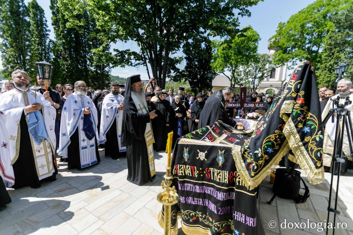 dead Laugh Birthplace Maica Siluana Vlad a fost înmormântată la Mănăstirea Frumoasa din Iași. IPS  Teofan: „Pe mulți i-a odihnit, acum să se odihnească ea în liniștea  Împărăției Preasfintei Treimi!” | Doxologia