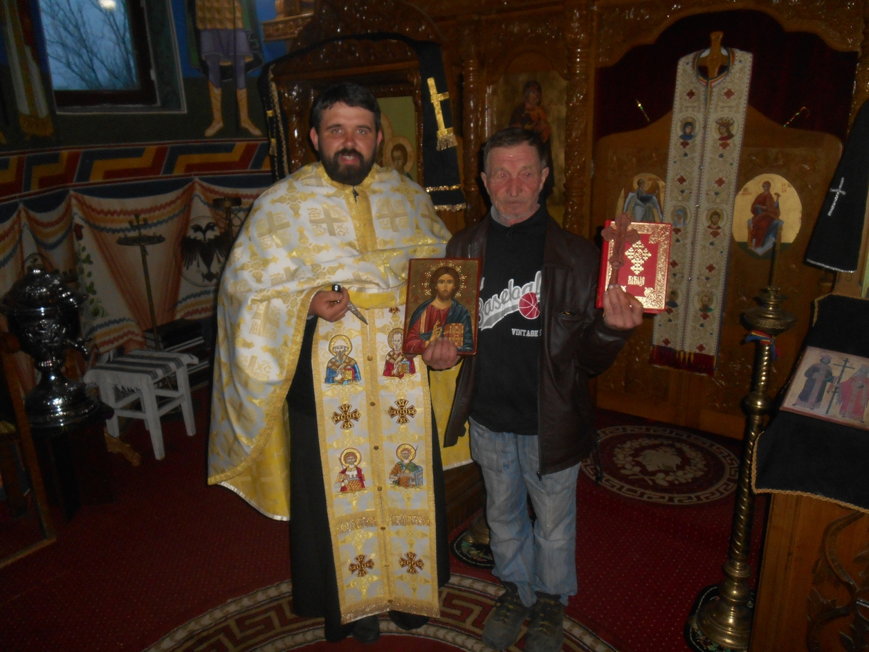 „Drumul Crucii”, format din 14 troițe sculptate din stejar, în parohiile Chișcăreni și Sat Nou