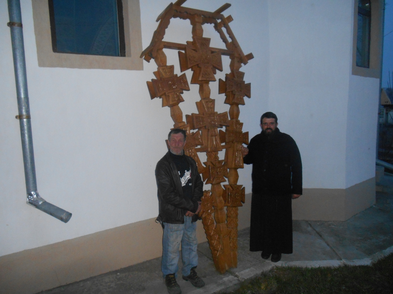 „Drumul Crucii”, format din 14 troițe sculptate din stejar, în parohiile Chișcăreni și Sat Nou