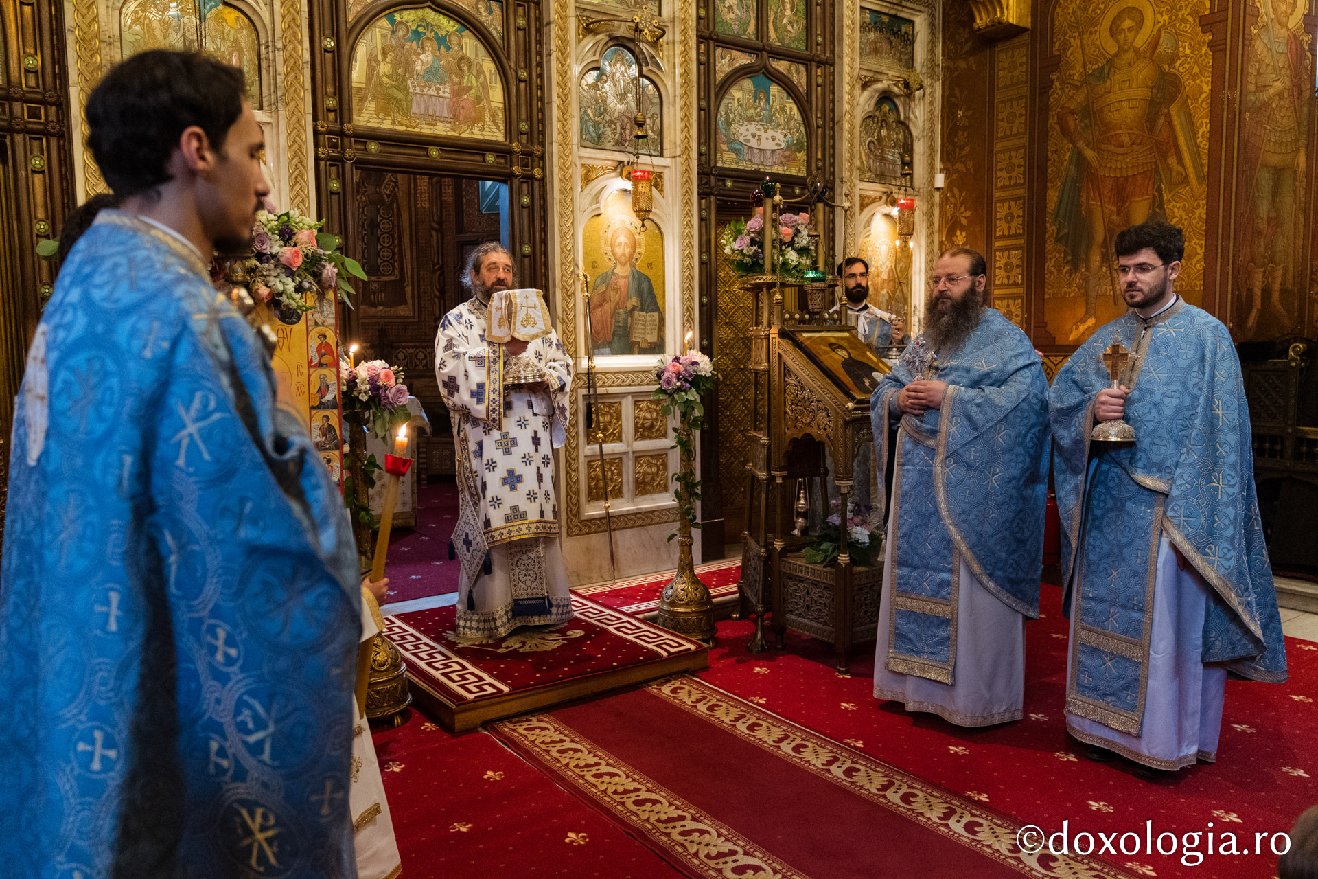 Foto: Bogdan Bulgariu Liturghie arhierească la mănăstirea ieșeană unde au fost aduse prima data moaștele Sfintei Cuvioase Parascheva