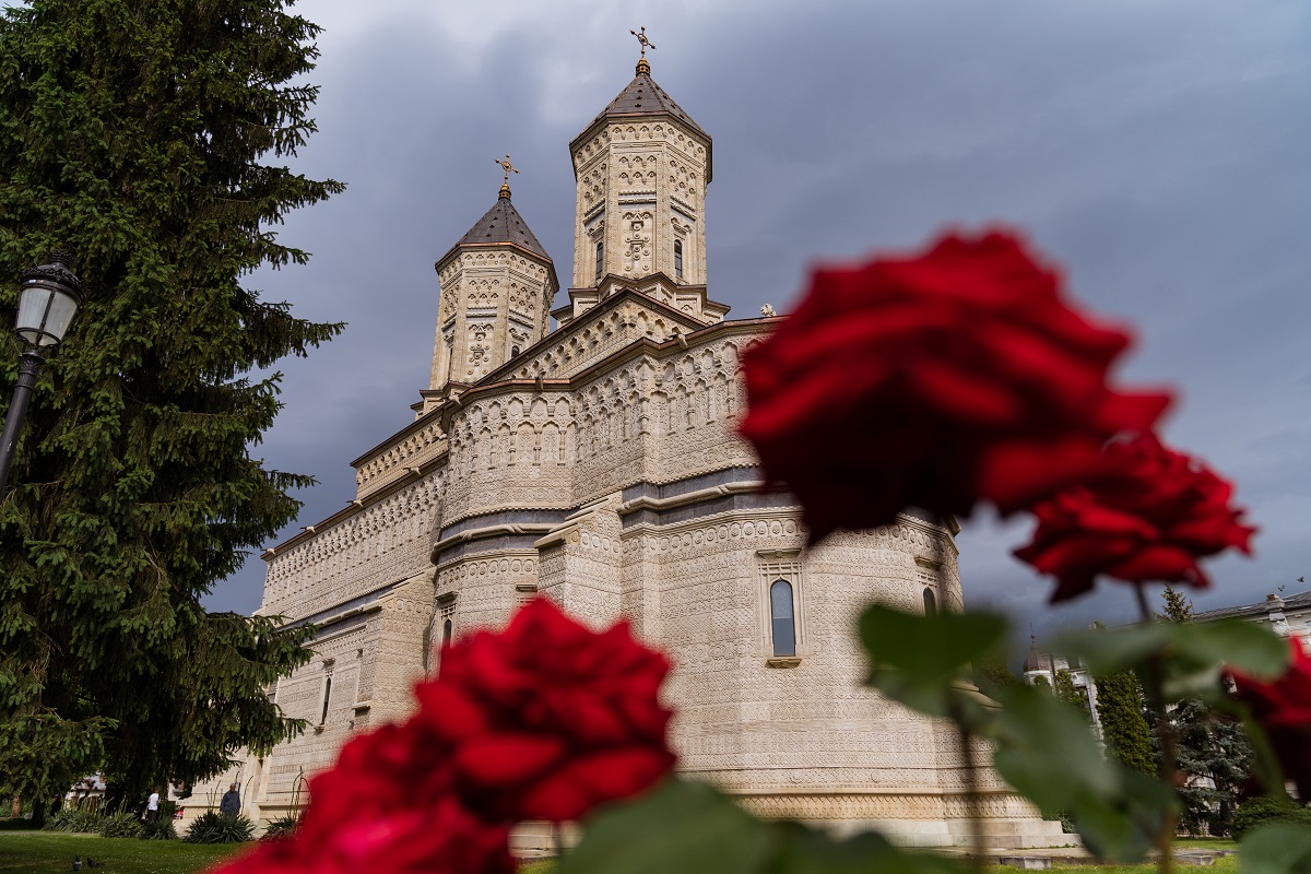 Mănăstirea „Sfinții Trei Ierarhi” din Iași/ Foto: Bogdan Bulgariu Liturghie arhierească la mănăstirea ieșeană unde au fost aduse prima data moaștele Sfintei Cuvioase Parascheva