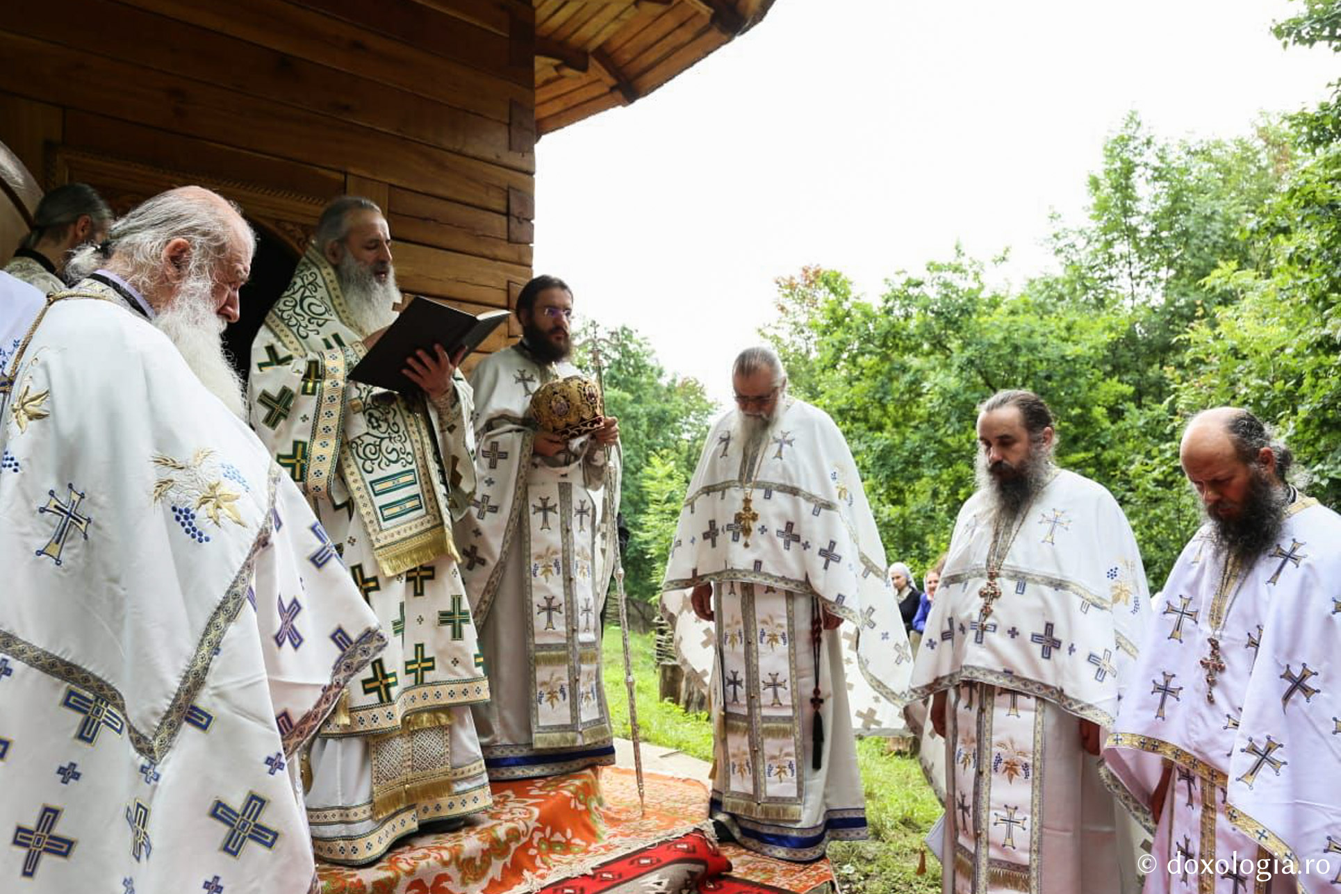 Foto: Monah Ghelasie (Foto) Sfânta Liturghie la Mănăstirea Cozancea