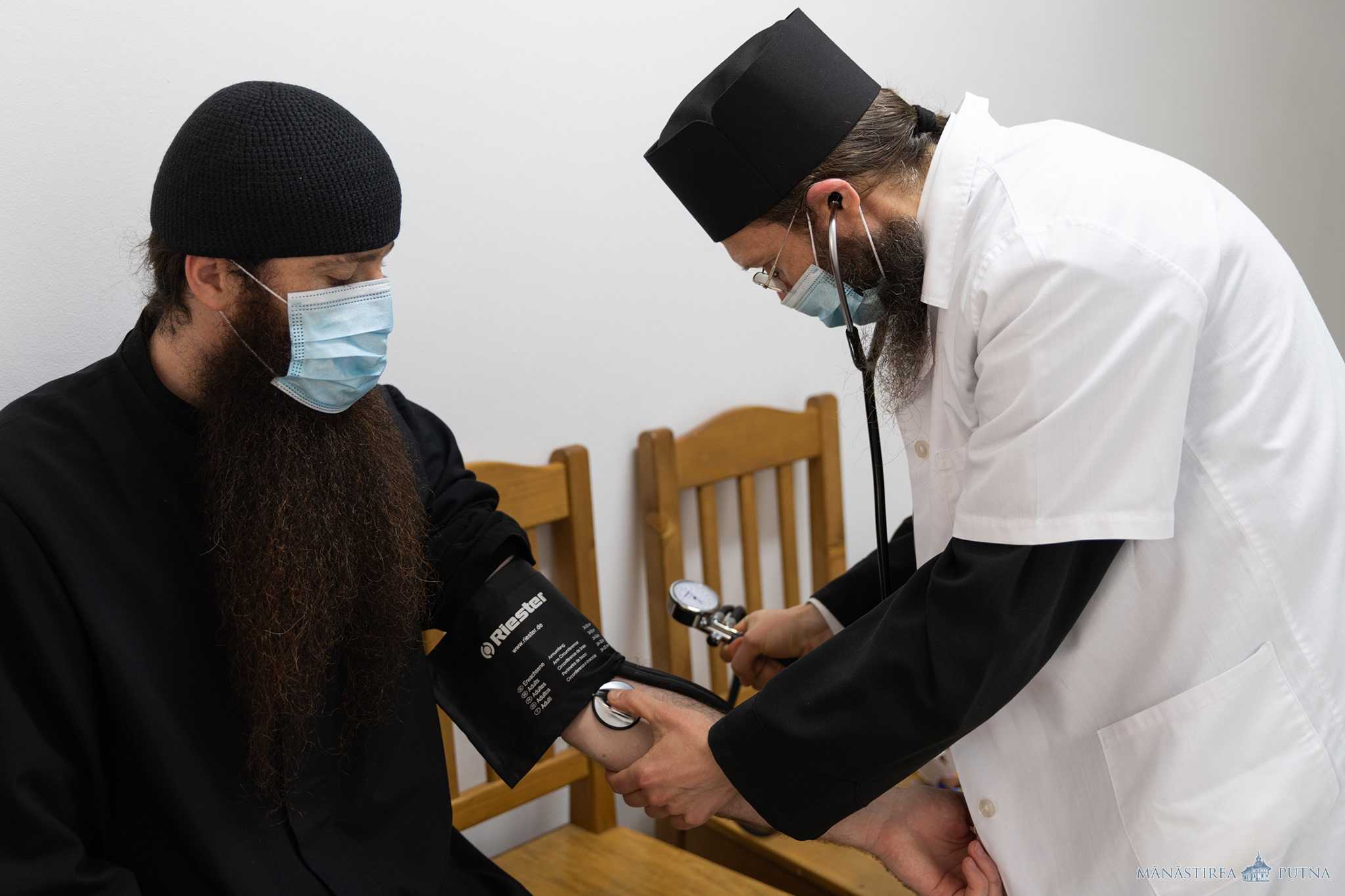 Monahii au donat sânge la cabinetul medical de la Mănăstirea Putna