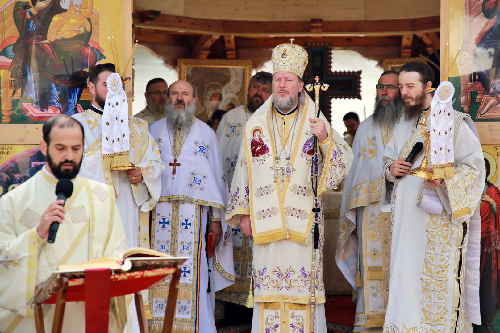 foto: Flavius Popa De 8 ani, părintele Iustin Pârvu se află în Împărăția lui Dumnezeu. PS Emilian Crișanul a oficiat slujba Parastasului pentru duhovnicul de la Petru-Vodă