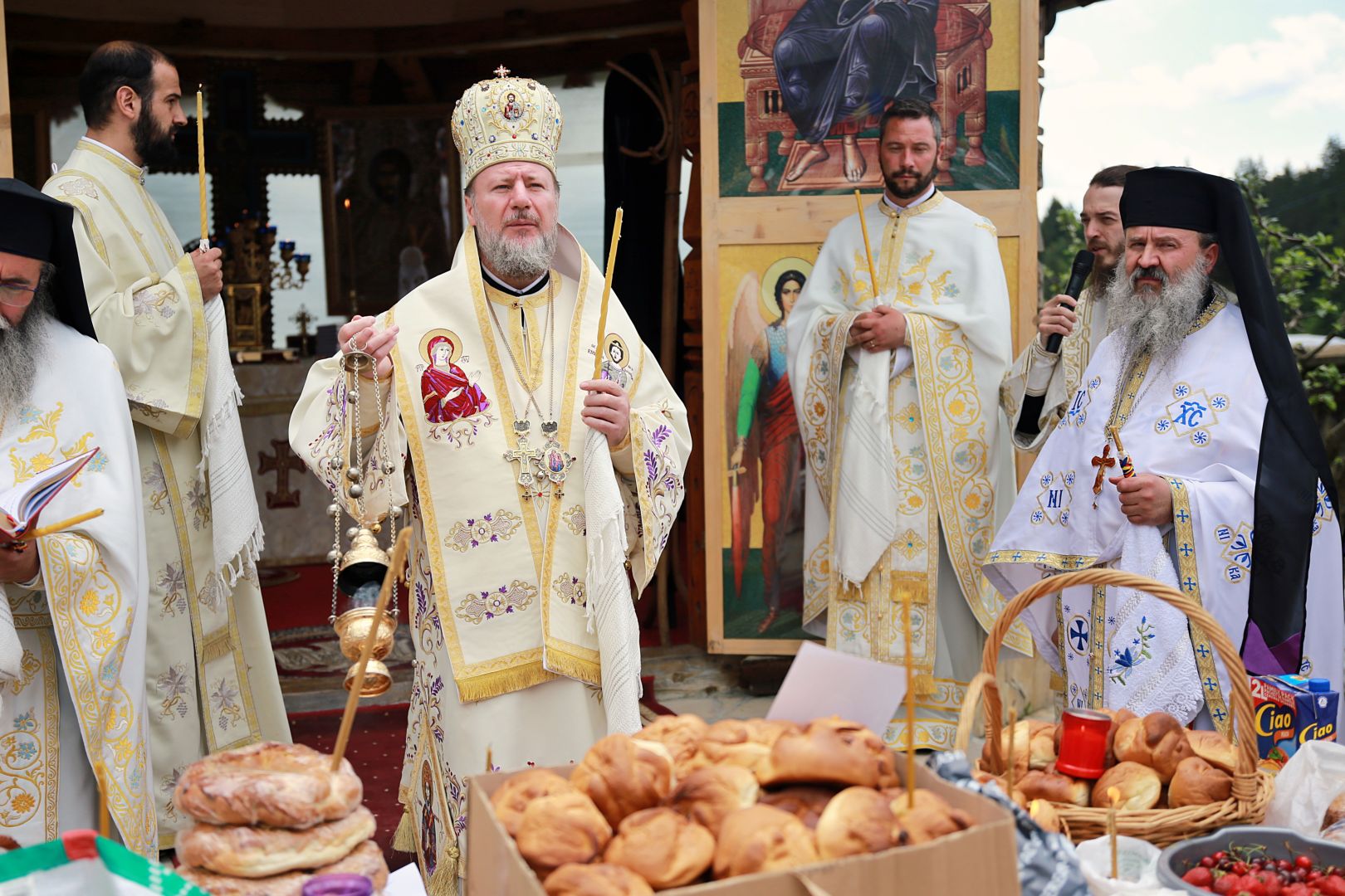 De 8 ani, părintele Iustin Pârvu se află în Împărăția lui Dumnezeu. PS Emilian Crișanul a oficiat slujba Parastasului pentru duhovnicul de la Petru-Vodă