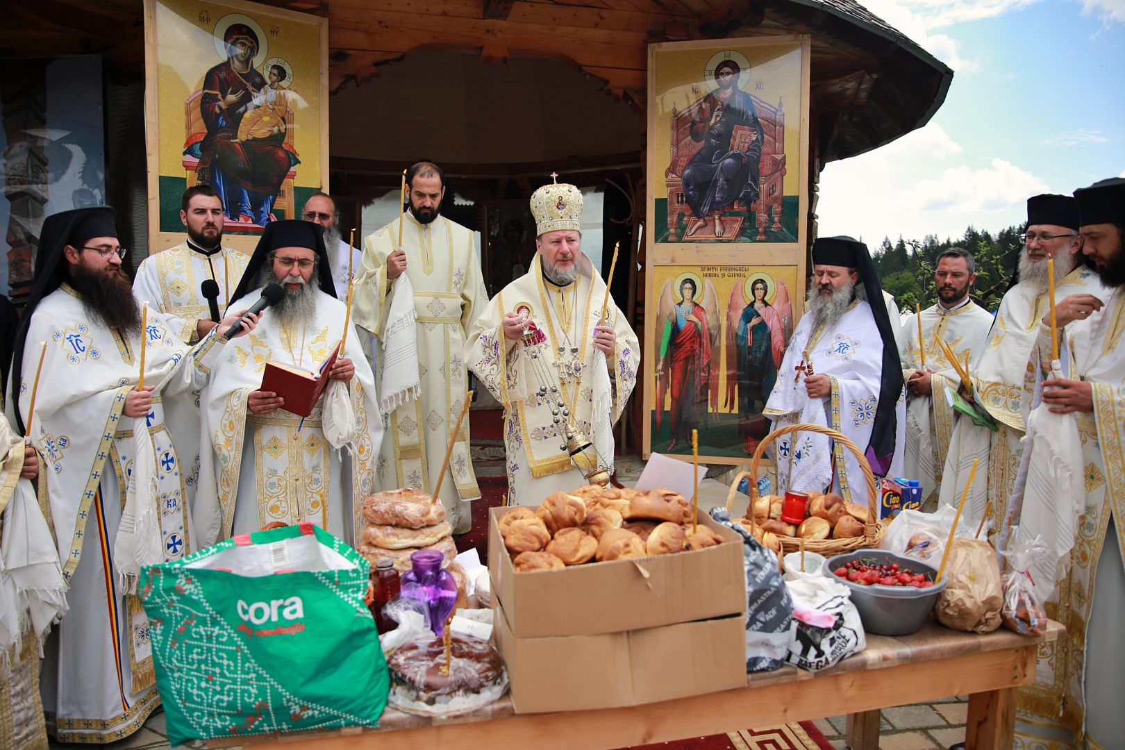 foto: Flavius Popa De 8 ani, părintele Iustin Pârvu se află în Împărăția lui Dumnezeu. PS Emilian Crișanul a oficiat slujba Parastasului pentru duhovnicul de la Petru-Vodă