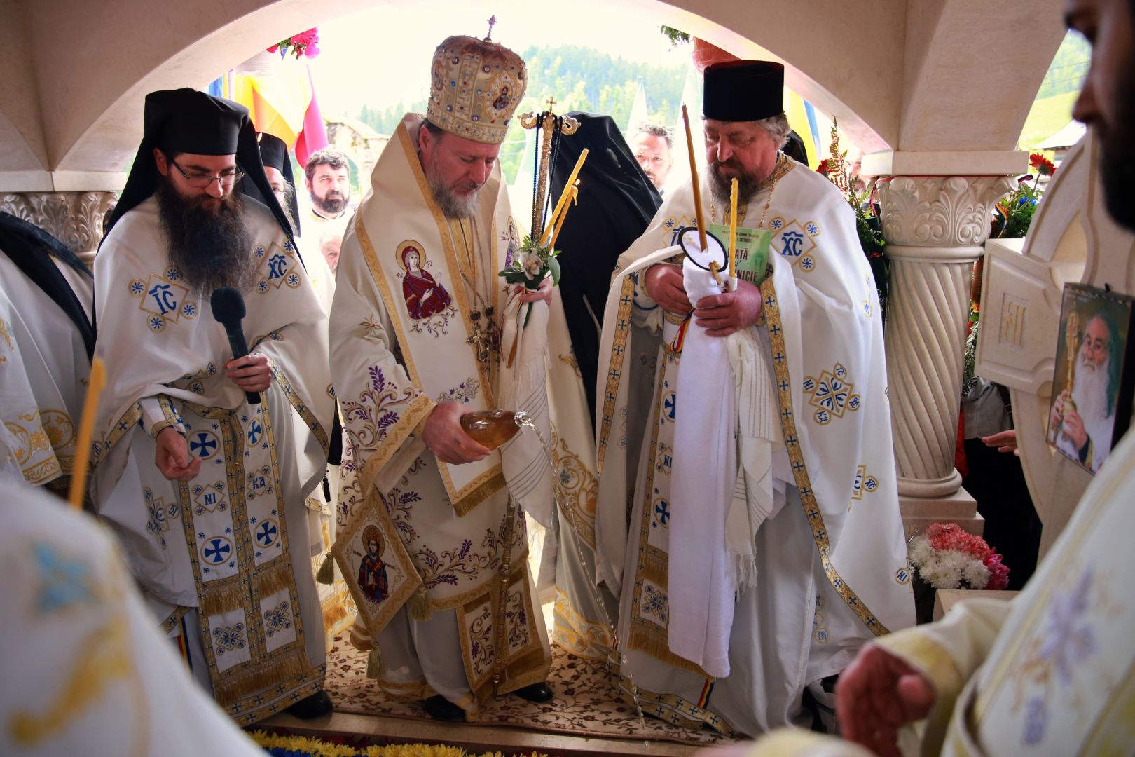 foto: Flavius Popa De 8 ani, părintele Iustin Pârvu se află în Împărăția lui Dumnezeu. PS Emilian Crișanul a oficiat slujba Parastasului pentru duhovnicul de la Petru-Vodă