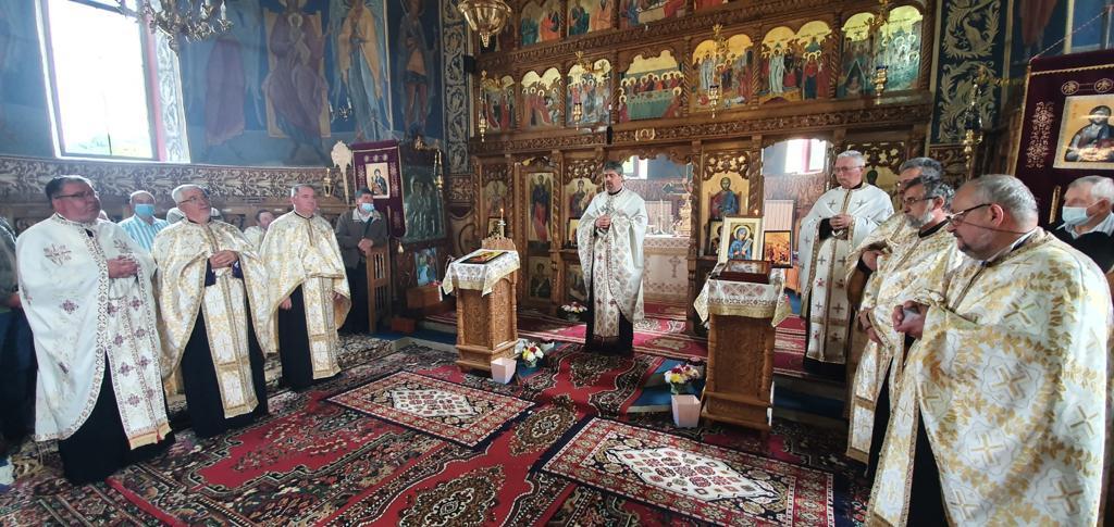 Un veşmânt al Sfintei Parascheva, dăruit Parohiei Văsâiești