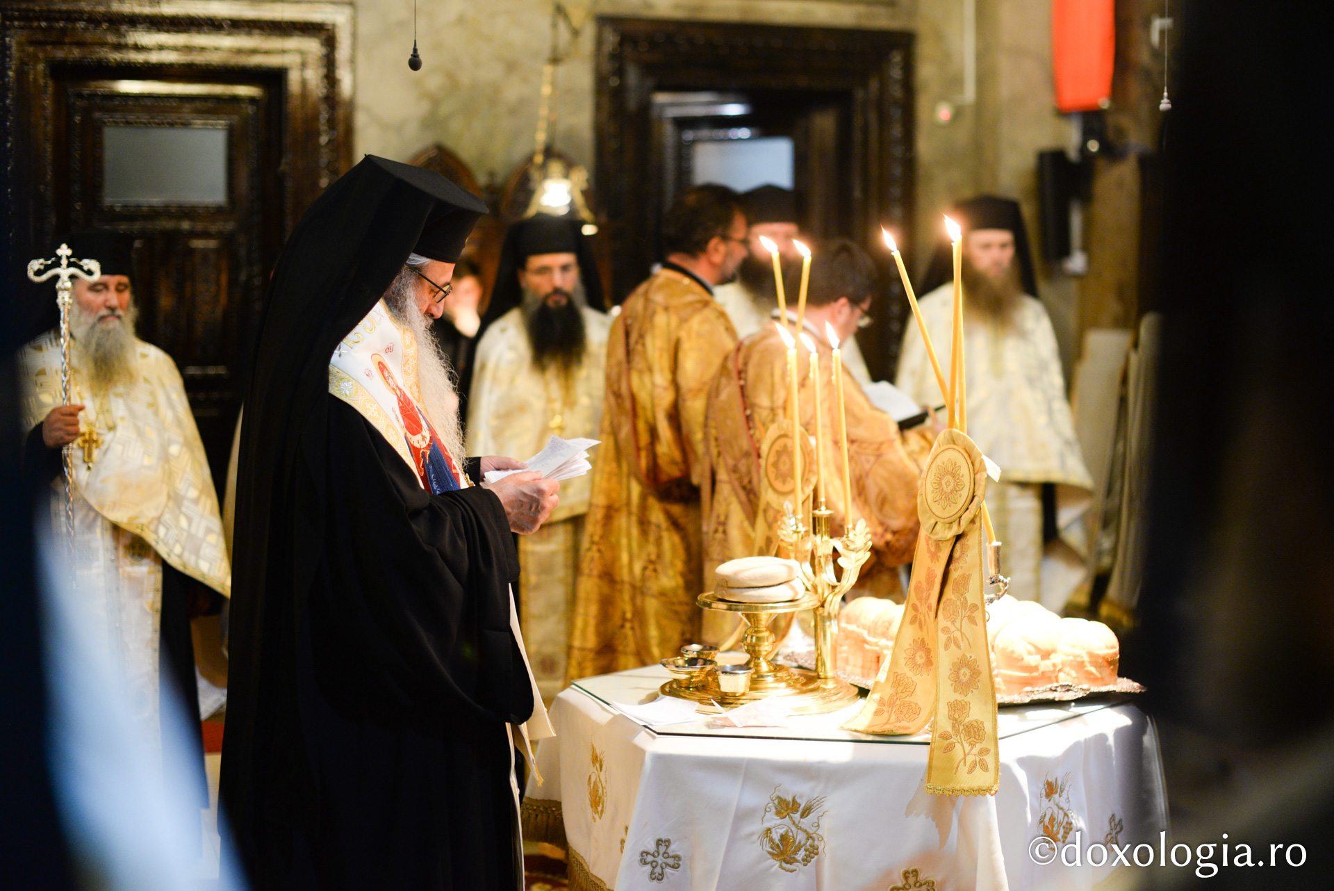 Slujbă de priveghere în cinstea Sfintei Cuvioase Parascheva, la Catedrala Mitropolitană din Iași