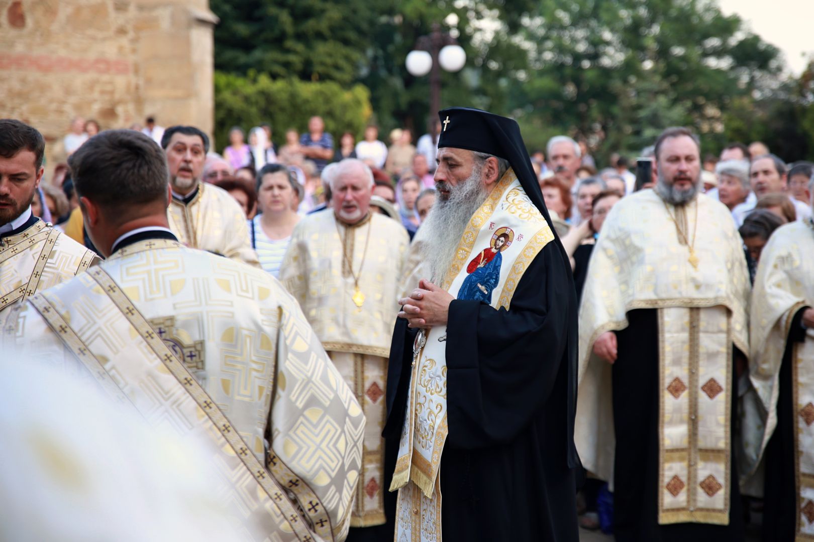 foto: Flavius Popa Orașul Piatra Neamț a îmbrăcat haine de sărbătoare: Procesiune în cinstea Sfinților Ioan Botezătorul și Gheorghe Pelerinul, pe străzile din municipiu