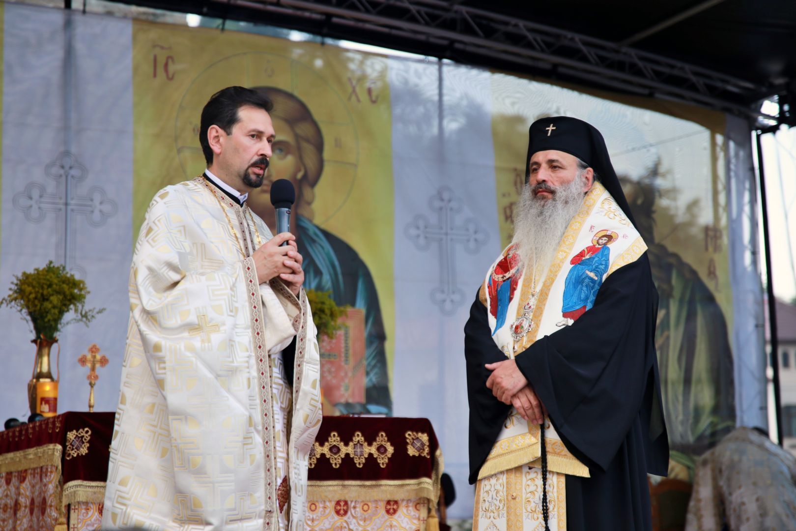 foto: Flavius Popa Orașul Piatra Neamț a îmbrăcat haine de sărbătoare: Procesiune în cinstea Sfinților Ioan Botezătorul și Gheorghe Pelerinul, pe străzile din municipiu