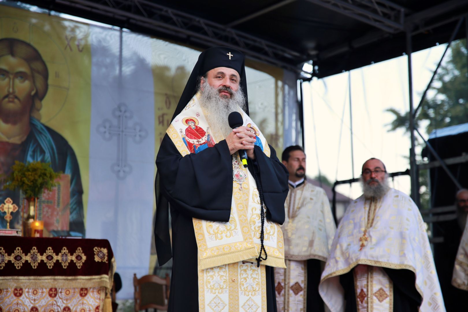 foto: Flavius Popa Orașul Piatra Neamț a îmbrăcat haine de sărbătoare: Procesiune în cinstea Sfinților Ioan Botezătorul și Gheorghe Pelerinul, pe străzile din municipiu