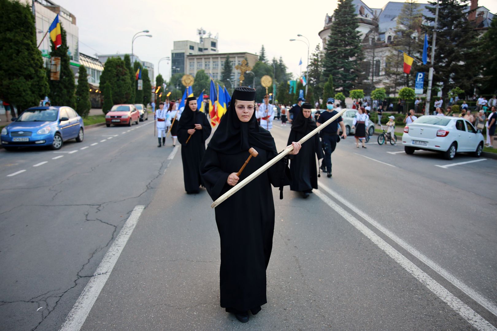 foto: Flavius Popa Orașul Piatra Neamț a îmbrăcat haine de sărbătoare: Procesiune în cinstea Sfinților Ioan Botezătorul și Gheorghe Pelerinul, pe străzile din municipiu