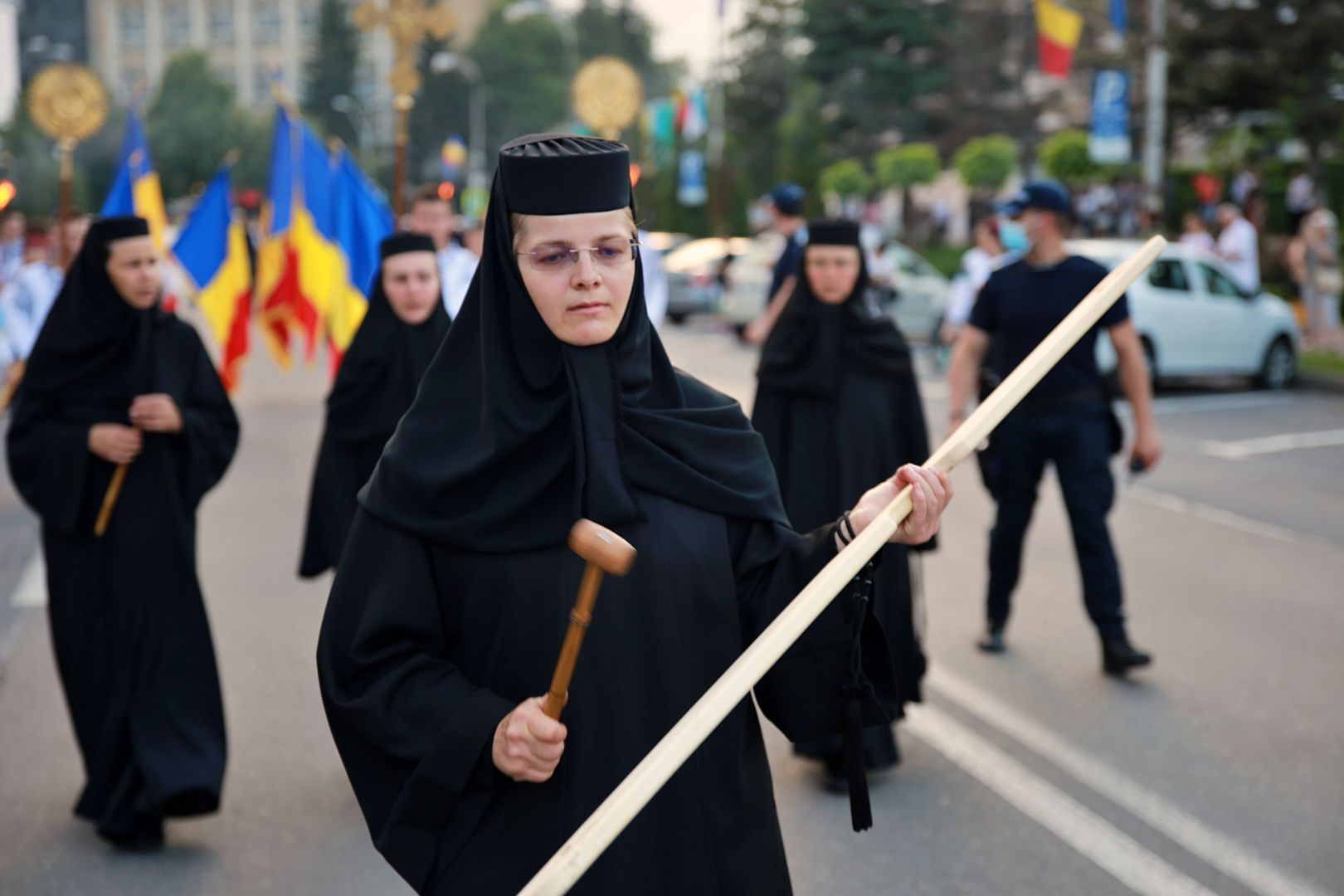 foto: Flavius Popa Orașul Piatra Neamț a îmbrăcat haine de sărbătoare: Procesiune în cinstea Sfinților Ioan Botezătorul și Gheorghe Pelerinul, pe străzile din municipiu