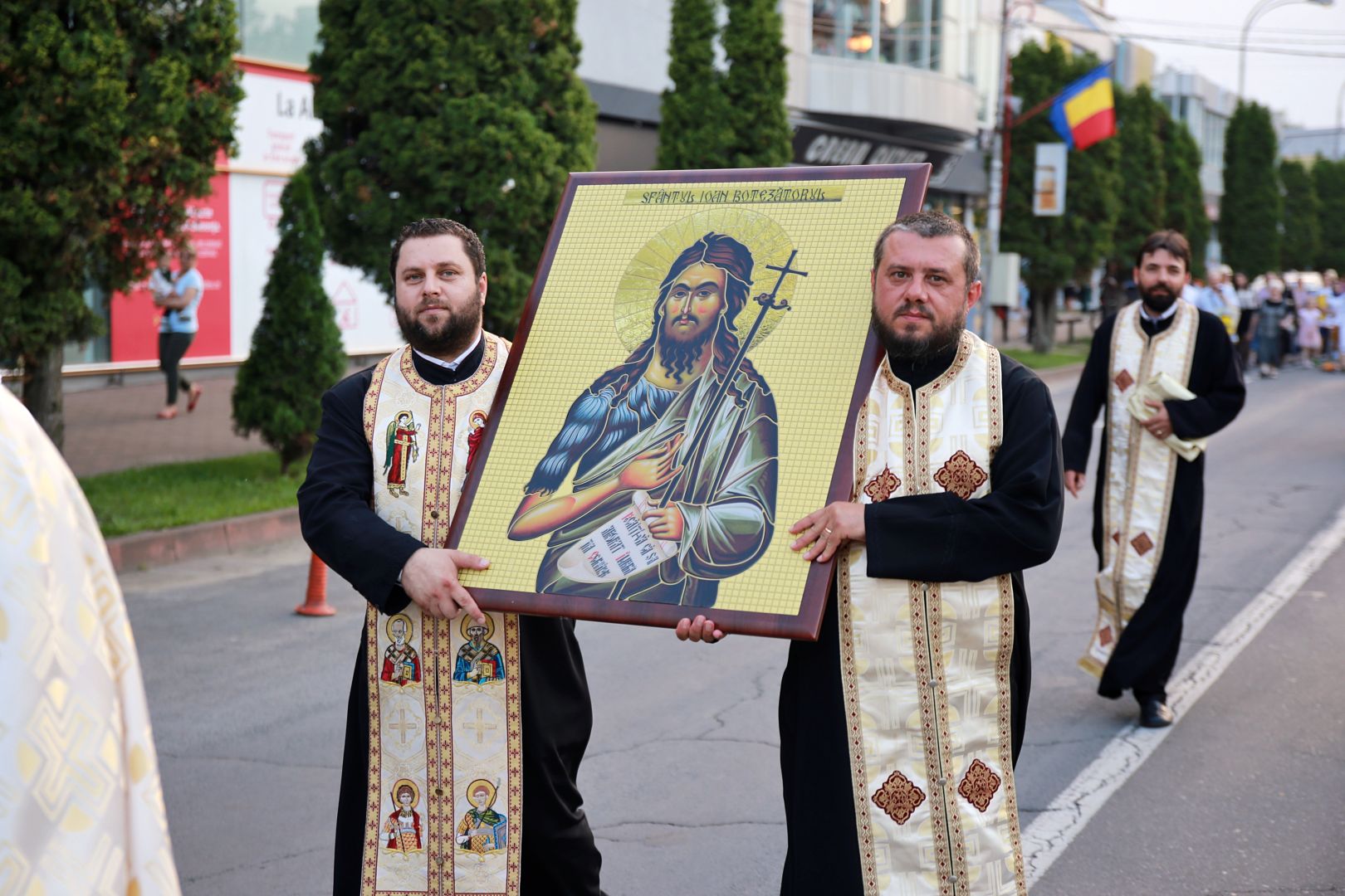 foto: Flavius Popa Orașul Piatra Neamț a îmbrăcat haine de sărbătoare: Procesiune în cinstea Sfinților Ioan Botezătorul și Gheorghe Pelerinul, pe străzile din municipiu