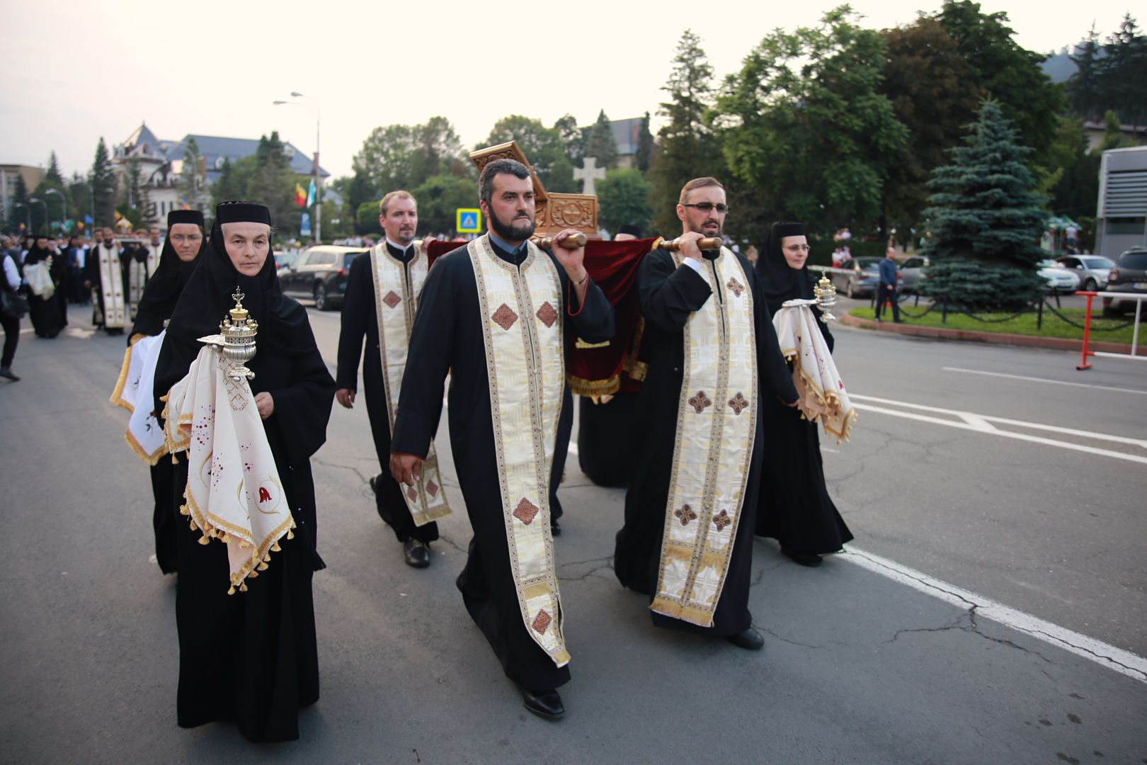 foto: Flavius Popa Orașul Piatra Neamț a îmbrăcat haine de sărbătoare: Procesiune în cinstea Sfinților Ioan Botezătorul și Gheorghe Pelerinul, pe străzile din municipiu