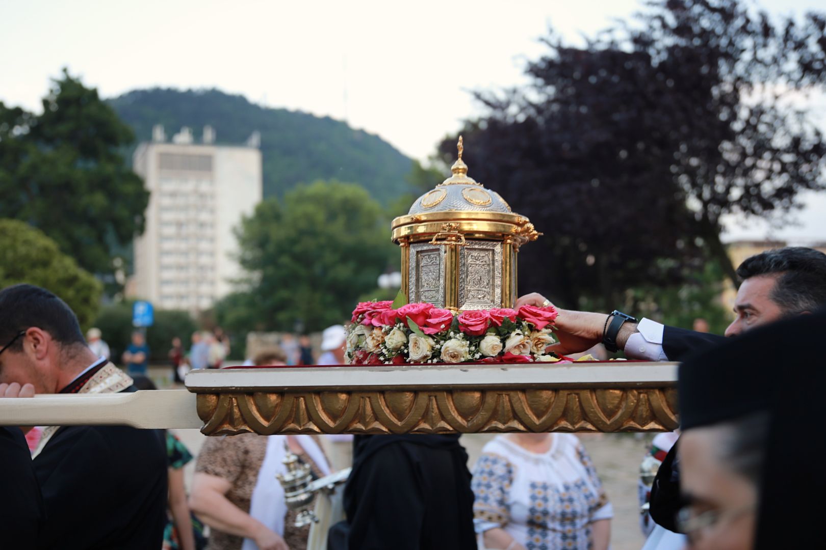 foto: Flavius Popa Orașul Piatra Neamț a îmbrăcat haine de sărbătoare: Procesiune în cinstea Sfinților Ioan Botezătorul și Gheorghe Pelerinul, pe străzile din municipiu