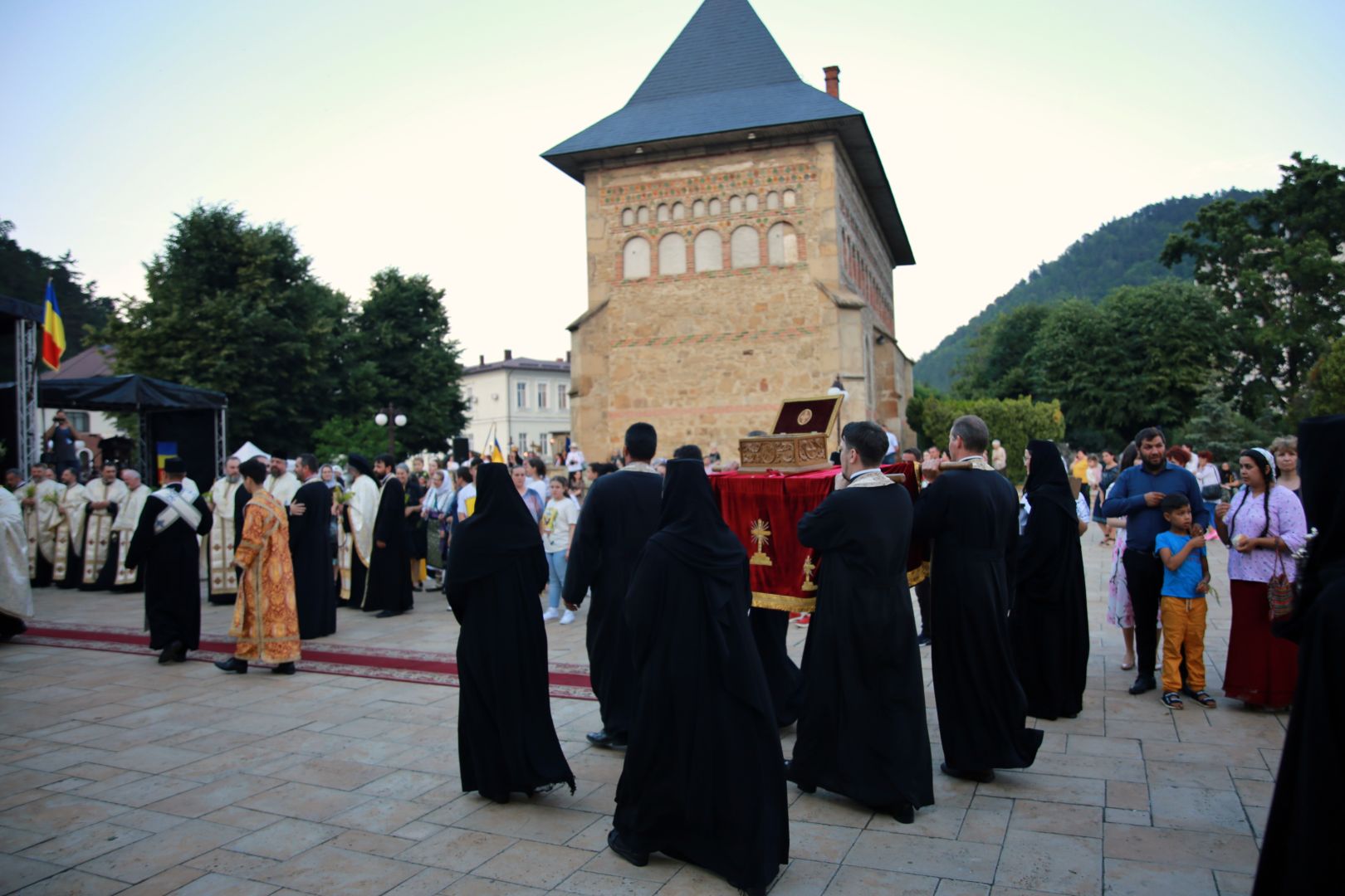 foto: Flavius Popa Orașul Piatra Neamț a îmbrăcat haine de sărbătoare: Procesiune în cinstea Sfinților Ioan Botezătorul și Gheorghe Pelerinul, pe străzile din municipiu