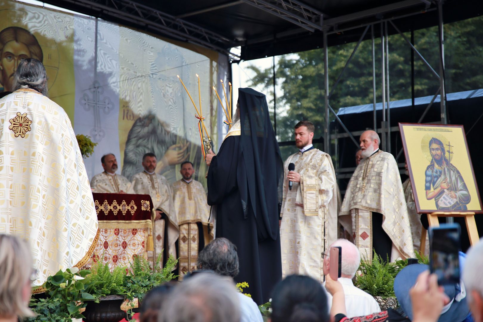 foto: Flavius Popa Orașul Piatra Neamț a îmbrăcat haine de sărbătoare: Procesiune în cinstea Sfinților Ioan Botezătorul și Gheorghe Pelerinul, pe străzile din municipiu