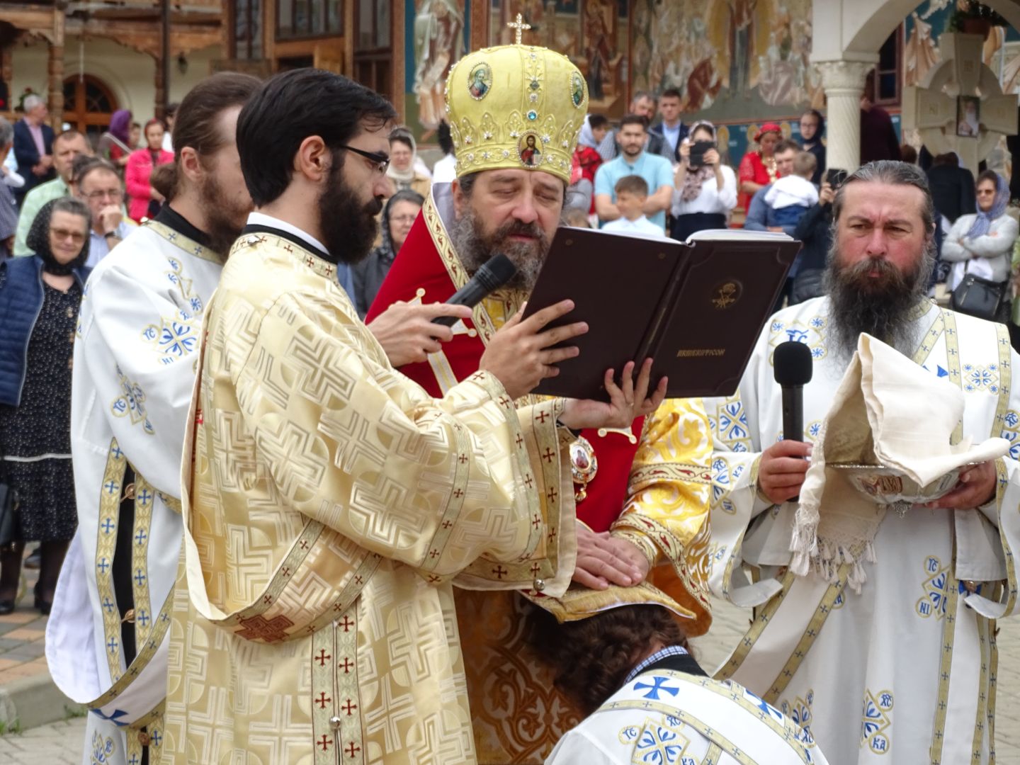 Slujbă arhierească la Mănăstirea Petru Vodă