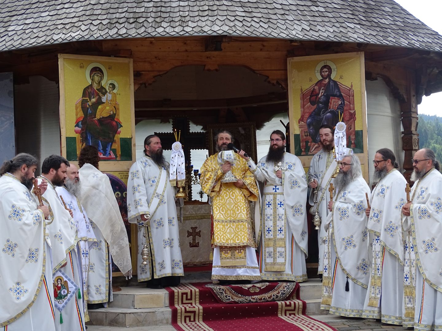 Slujbă arhierească la Mănăstirea Petru Vodă