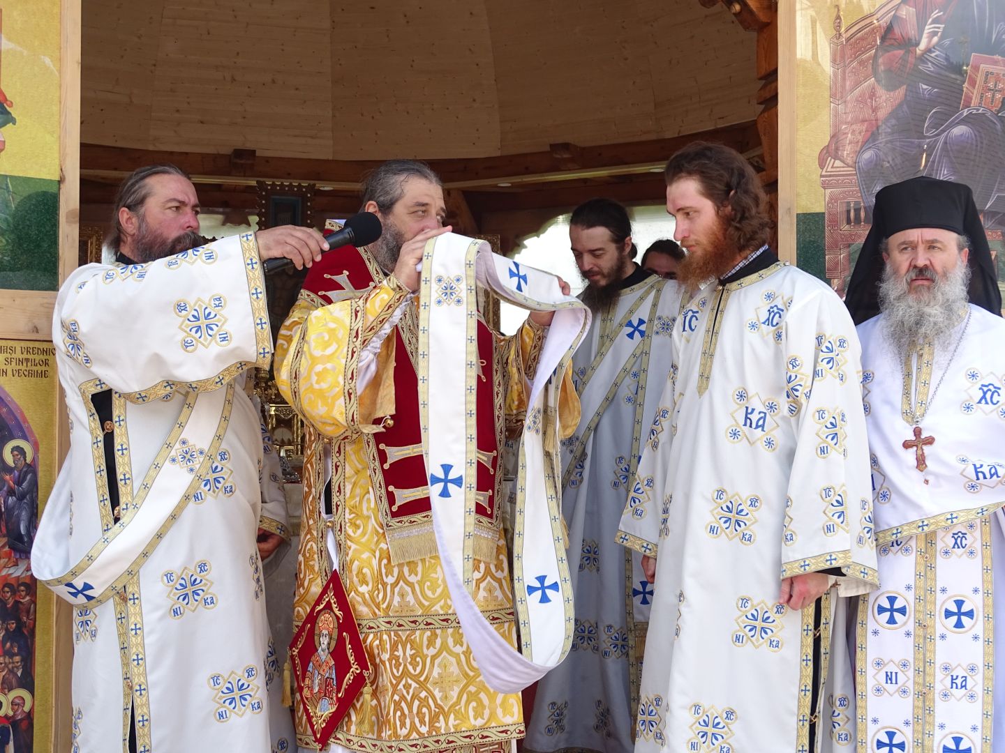 Slujbă arhierească la Mănăstirea Petru Vodă