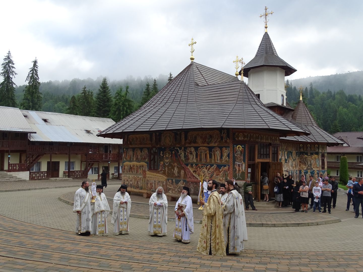 Slujbă arhierească la Mănăstirea Petru Vodă