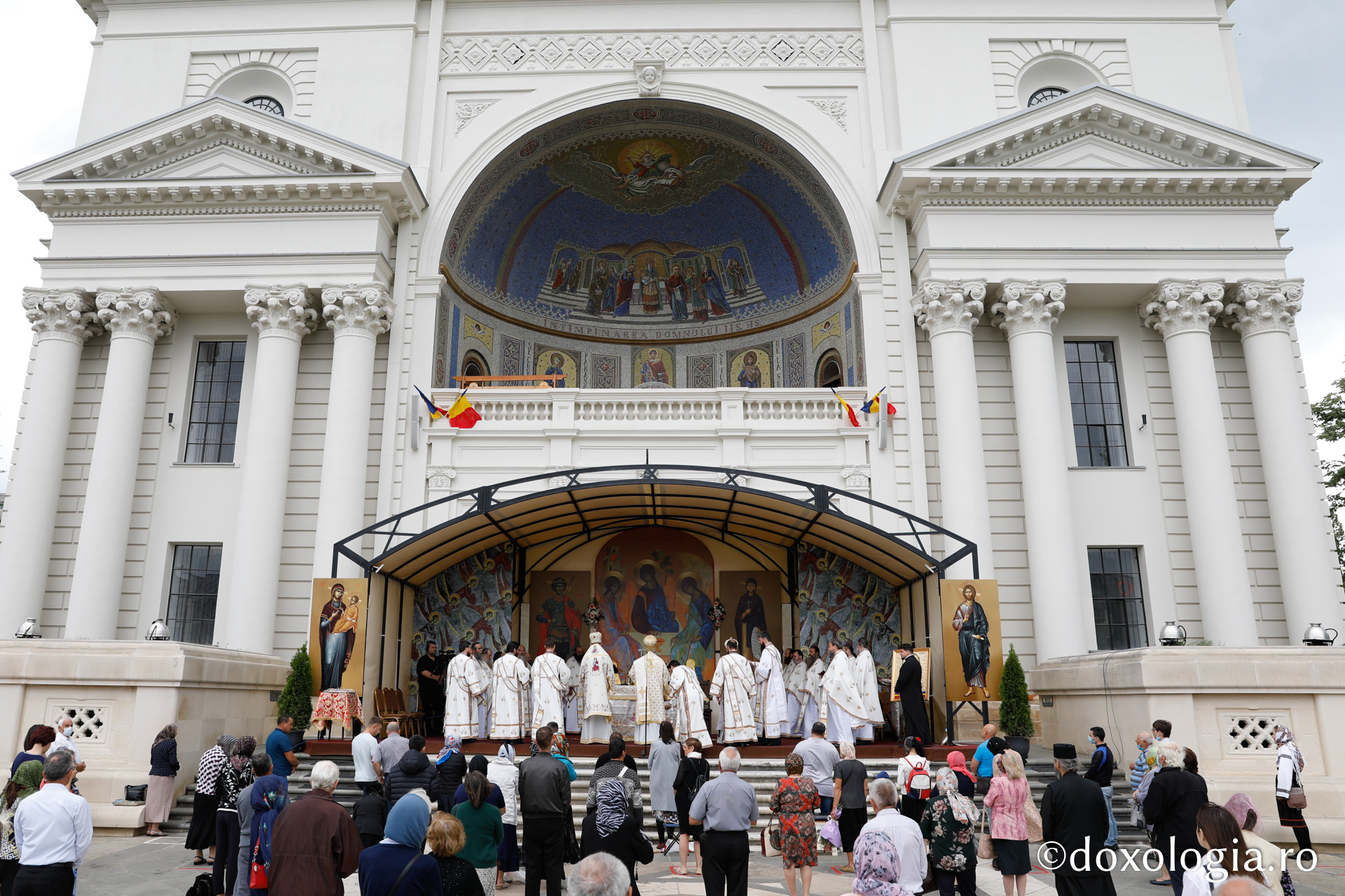 De 380 de ani, Sfânta Cuvioasă Parascheva ocrotește ținutul binecuvântat al Moldovei: „Mulţumim lui Dumnezeu pentru darul făcut Iaşilor”