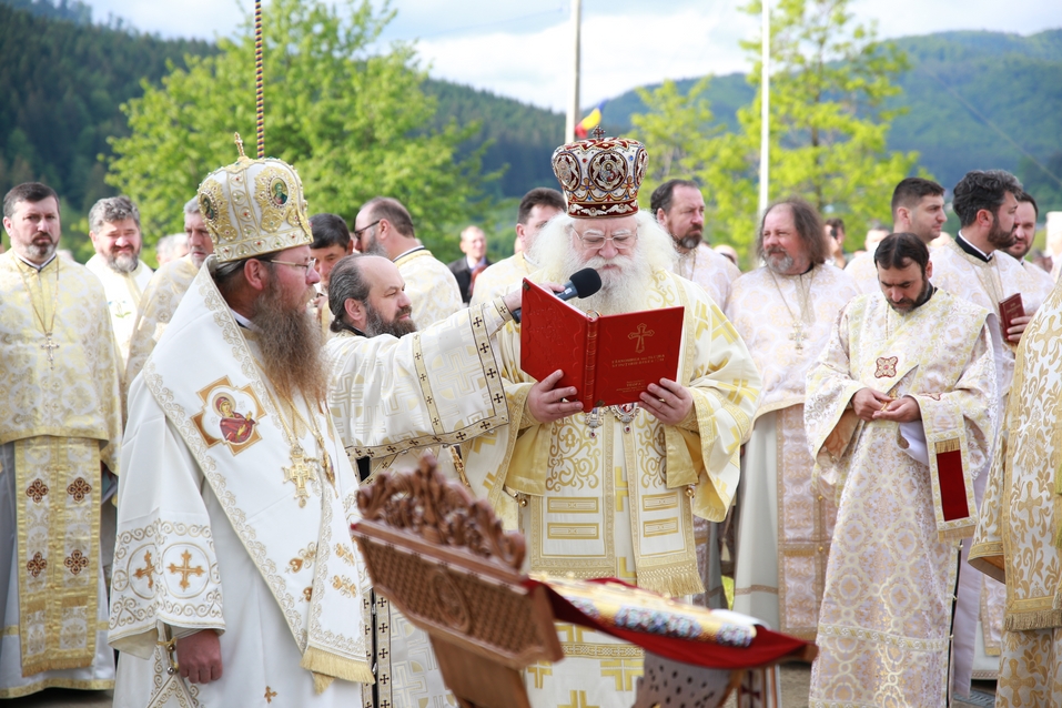 6 ierarhi, prezenți la sfințirea Bisericii cu hramurile „Acoperământul Maicii Domnului” şi „Sfântul Mare Mucenic Gheorghe” din satul Cracăul Negru-Neamț