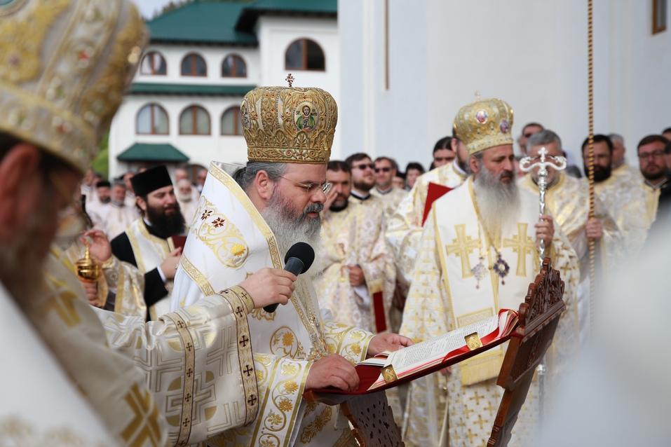 6 ierarhi, prezenți la sfințirea Bisericii cu hramurile „Acoperământul Maicii Domnului” şi „Sfântul Mare Mucenic Gheorghe” din satul Cracăul Negru-Neamț