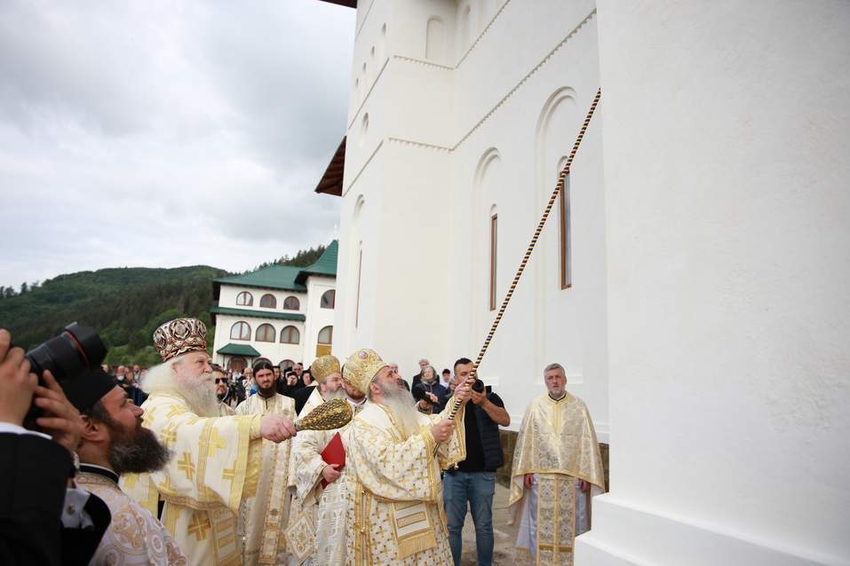 6 ierarhi, prezenți la sfințirea Bisericii cu hramurile „Acoperământul Maicii Domnului” şi „Sfântul Mare Mucenic Gheorghe” din satul Cracăul Negru-Neamț