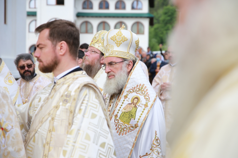 6 ierarhi, prezenți la sfințirea Bisericii cu hramurile „Acoperământul Maicii Domnului” şi „Sfântul Mare Mucenic Gheorghe” din satul Cracăul Negru-Neamț