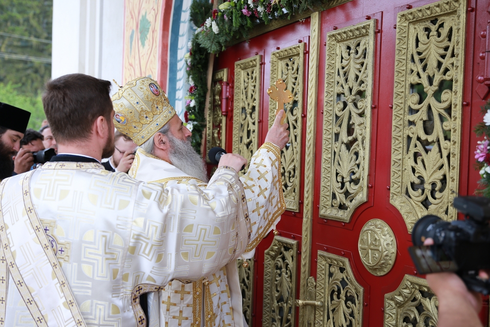 6 ierarhi, prezenți la sfințirea Bisericii cu hramurile „Acoperământul Maicii Domnului” şi „Sfântul Mare Mucenic Gheorghe” din satul Cracăul Negru-Neamț