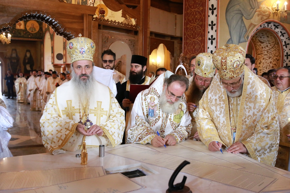 6 ierarhi, prezenți la sfințirea Bisericii cu hramurile „Acoperământul Maicii Domnului” şi „Sfântul Mare Mucenic Gheorghe” din satul Cracăul Negru-Neamț