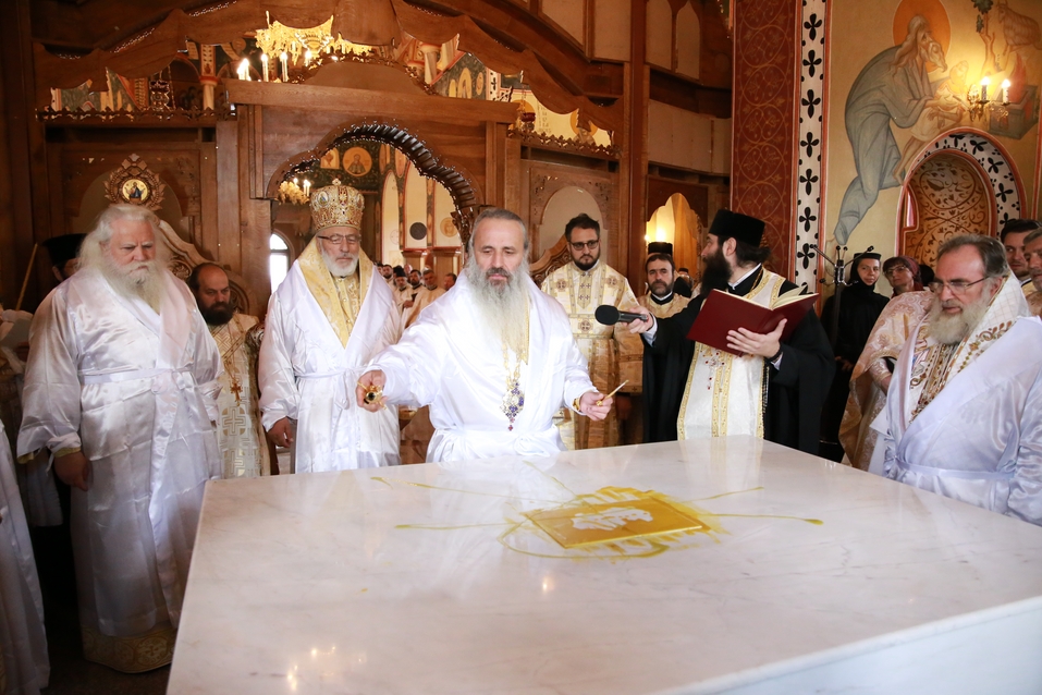 6 ierarhi, prezenți la sfințirea Bisericii cu hramurile „Acoperământul Maicii Domnului” şi „Sfântul Mare Mucenic Gheorghe” din satul Cracăul Negru-Neamț