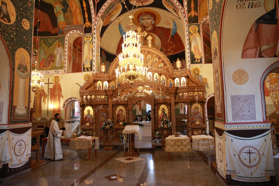 6 ierarhi, prezenți la sfințirea Bisericii cu hramurile „Acoperământul Maicii Domnului” şi „Sfântul Mare Mucenic Gheorghe” din satul Cracăul Negru-Neamț