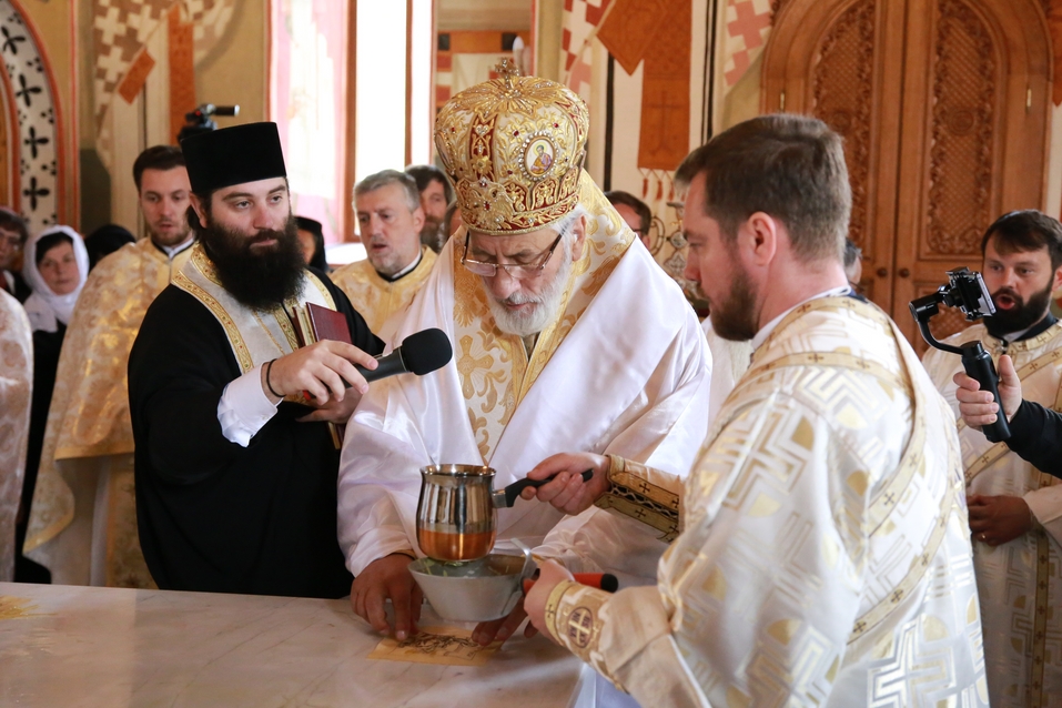 6 ierarhi, prezenți la sfințirea Bisericii cu hramurile „Acoperământul Maicii Domnului” şi „Sfântul Mare Mucenic Gheorghe” din satul Cracăul Negru-Neamț