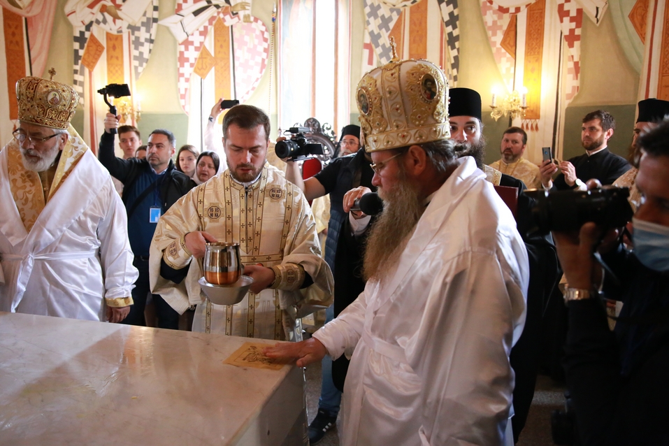 6 ierarhi, prezenți la sfințirea Bisericii cu hramurile „Acoperământul Maicii Domnului” şi „Sfântul Mare Mucenic Gheorghe” din satul Cracăul Negru-Neamț