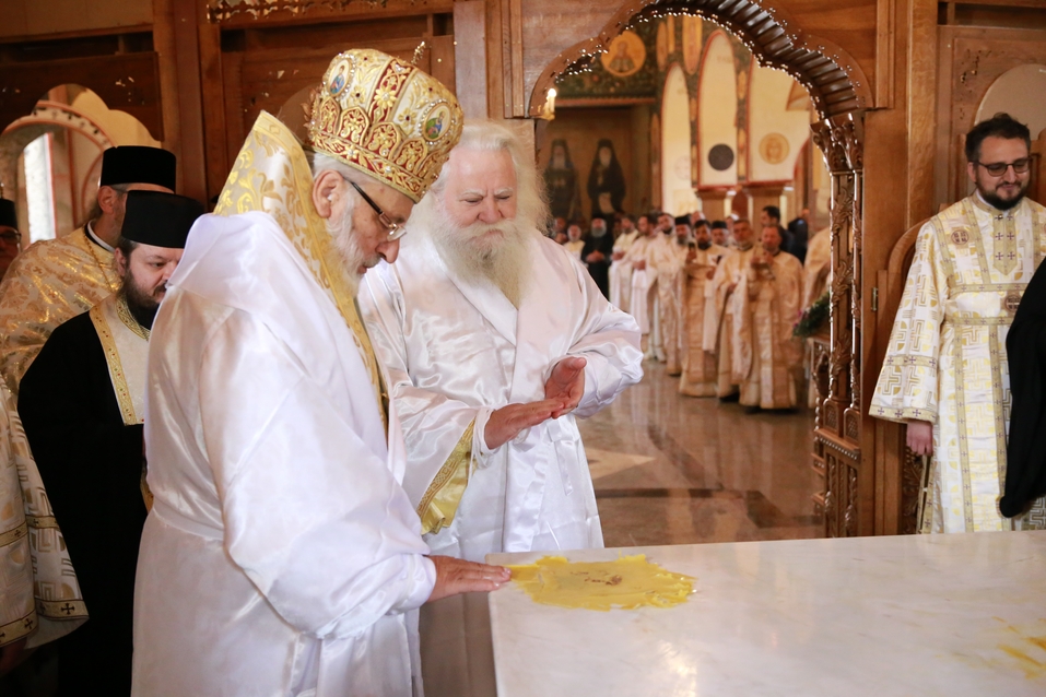 6 ierarhi, prezenți la sfințirea Bisericii cu hramurile „Acoperământul Maicii Domnului” şi „Sfântul Mare Mucenic Gheorghe” din satul Cracăul Negru-Neamț