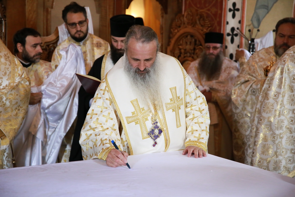 6 ierarhi, prezenți la sfințirea Bisericii cu hramurile „Acoperământul Maicii Domnului” şi „Sfântul Mare Mucenic Gheorghe” din satul Cracăul Negru-Neamț