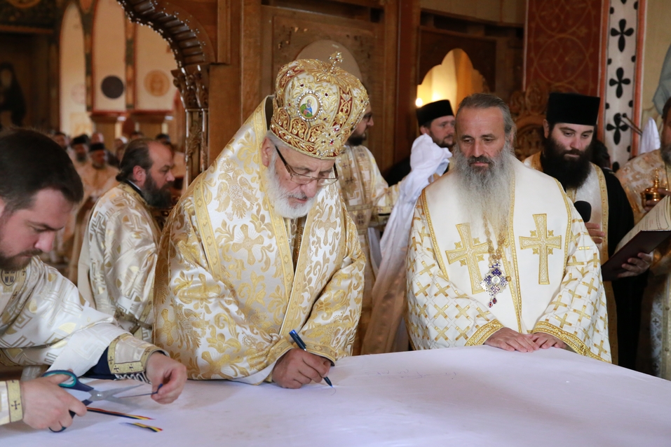 6 ierarhi, prezenți la sfințirea Bisericii cu hramurile „Acoperământul Maicii Domnului” şi „Sfântul Mare Mucenic Gheorghe” din satul Cracăul Negru-Neamț