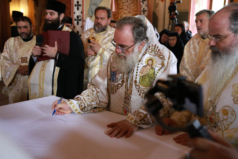 6 ierarhi, prezenți la sfințirea Bisericii cu hramurile „Acoperământul Maicii Domnului” şi „Sfântul Mare Mucenic Gheorghe” din satul Cracăul Negru-Neamț