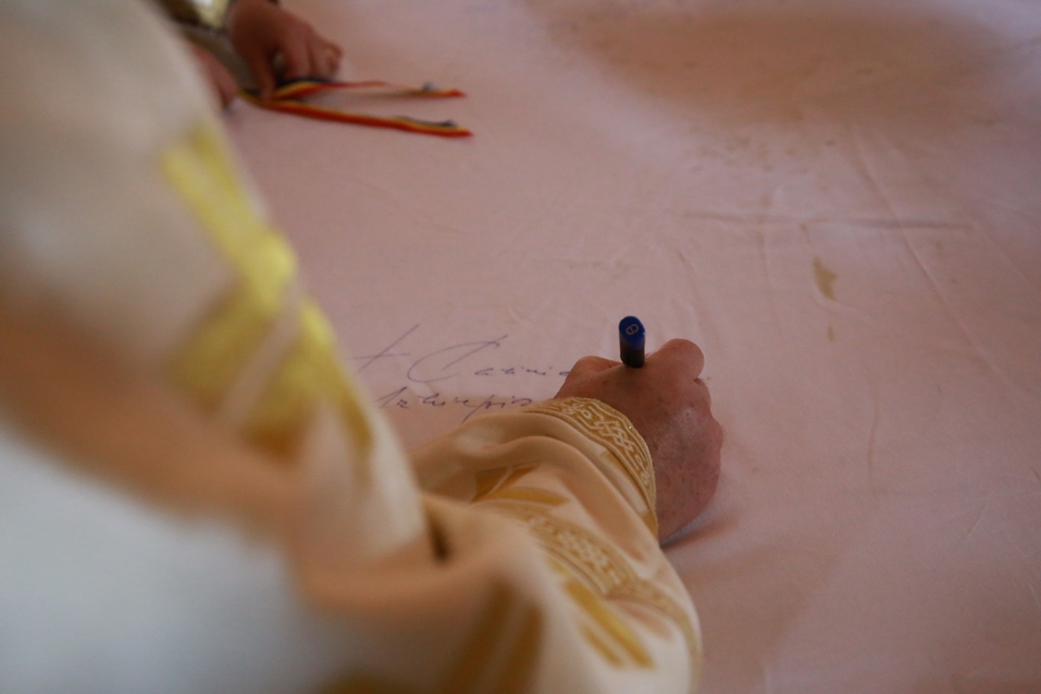 6 ierarhi, prezenți la sfințirea Bisericii cu hramurile „Acoperământul Maicii Domnului” şi „Sfântul Mare Mucenic Gheorghe” din satul Cracăul Negru-Neamț