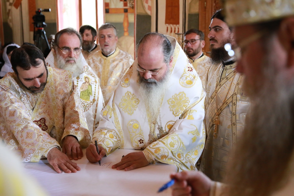 6 ierarhi, prezenți la sfințirea Bisericii cu hramurile „Acoperământul Maicii Domnului” şi „Sfântul Mare Mucenic Gheorghe” din satul Cracăul Negru-Neamț